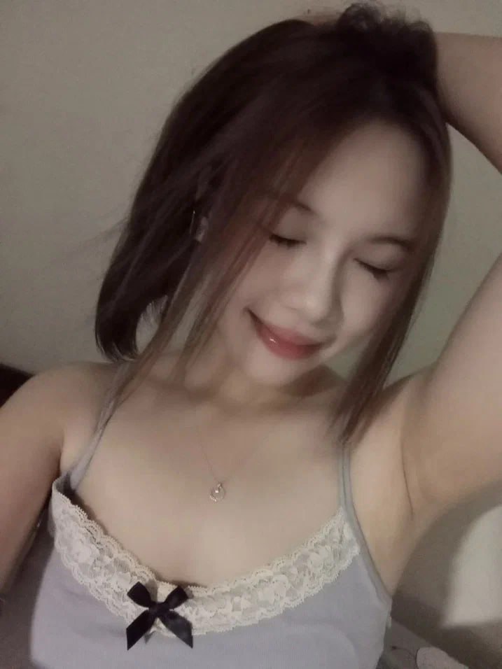 Lỡ nhìn thấy cặp vú căng hồng của cô bạn thân
